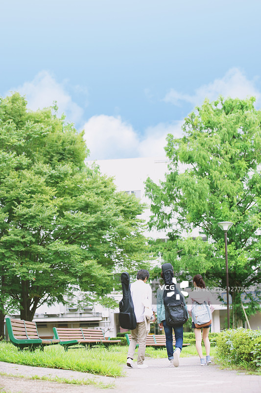 校园公园里的大学生图片素材