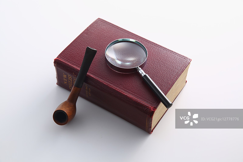 字典、烟斗和放大镜图片素材