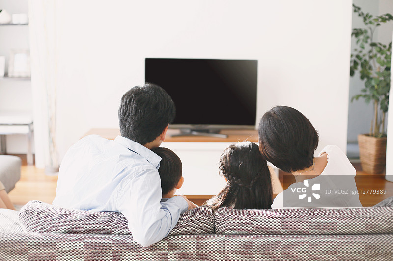 日本家庭在沙发上图片素材