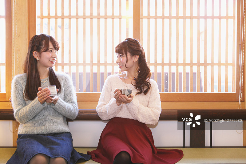 在日本川越享受抹茶的年轻日本女性图片素材