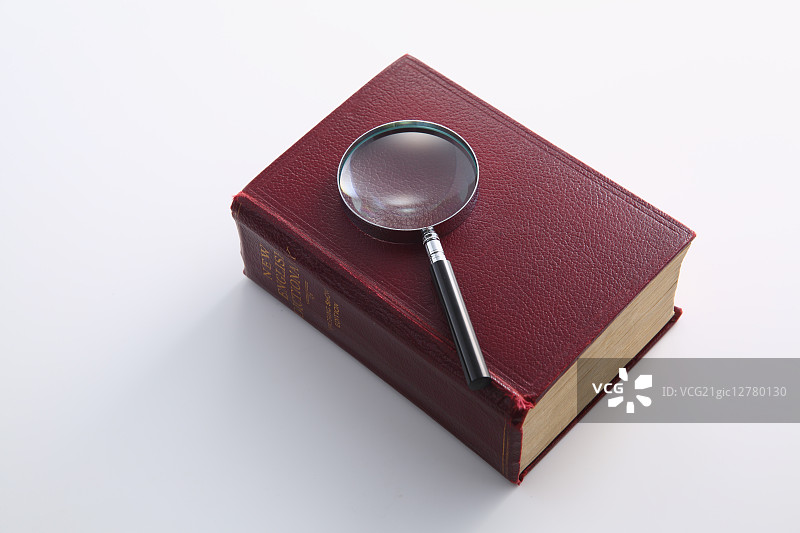 词典和放大镜图片素材
