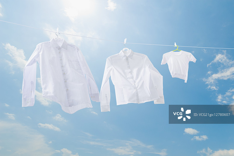 晾衣绳上晾晒的衣物图片素材