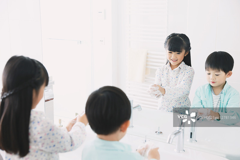 在日本浴室洗手的儿童图片素材