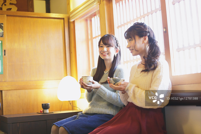 在日本川越享受抹茶的年轻日本女性图片素材