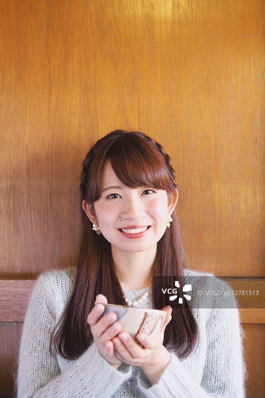 年轻日本女性在川越品尝抹茶图片素材