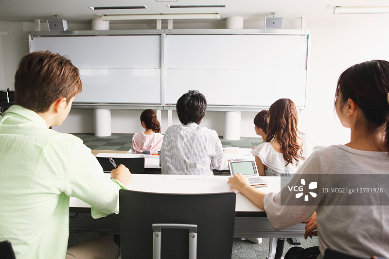 教室里的大学生图片素材