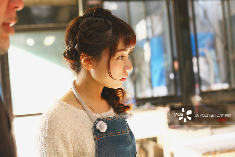 在日本川越享受玻璃工艺作坊的日本青年女性图片素材