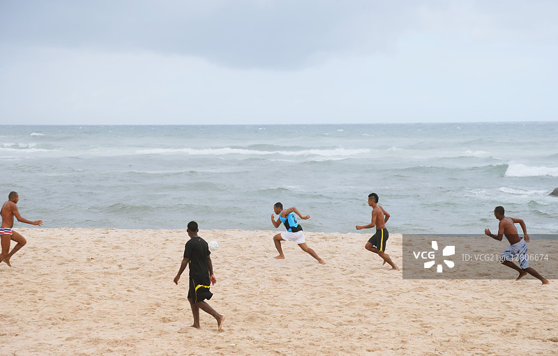 在巴西踢沙滩足球的人们图片素材