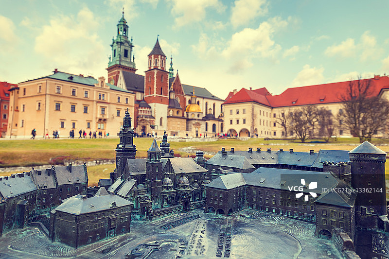克拉科夫皇家城堡模型与真实建筑背景，盲文系统图片素材