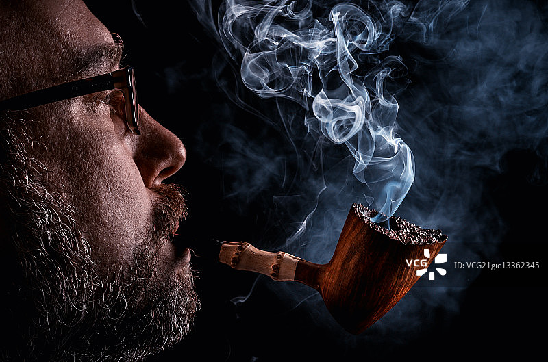 吸烟斗的男子影棚照图片素材