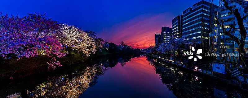 城市公园与公寓楼的绚丽日落图片素材