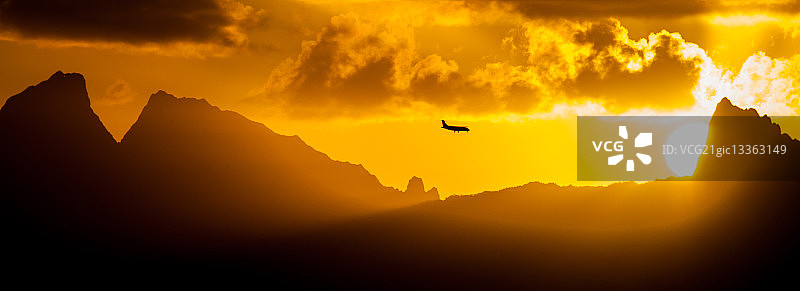 飞机飞向日落，法属波利尼西亚莫雷阿岛图片素材