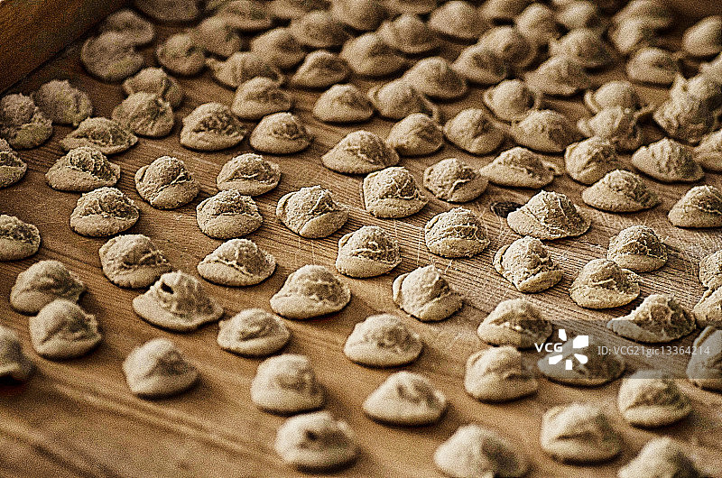 木制背景上的猫耳朵面，意大利普利亚图片素材