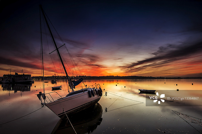 葡萄牙塞沙尔市日落时分海上的船图片素材