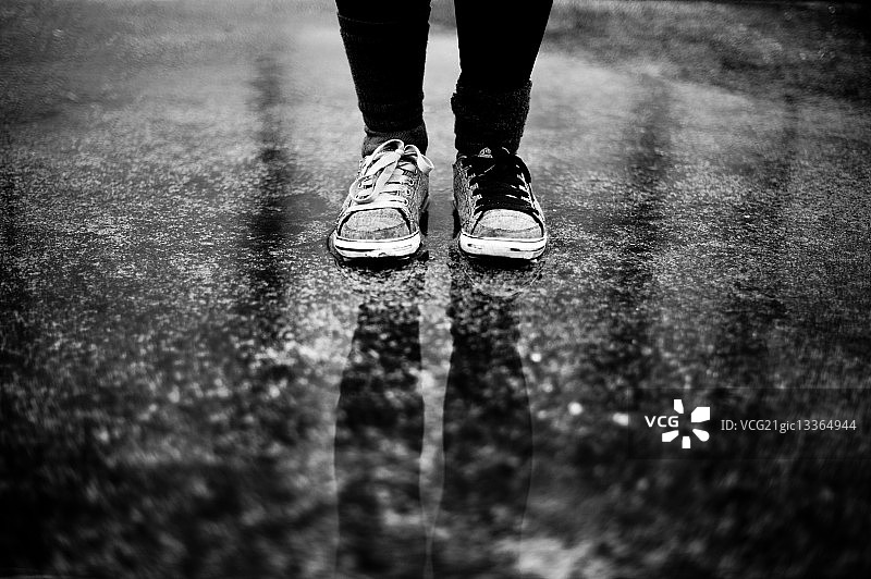 女孩站在西班牙阿斯图里亚斯泥路上的下半身图片素材