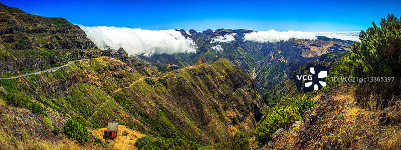 葡萄牙 Encumeada 山脉上的云彩图片素材