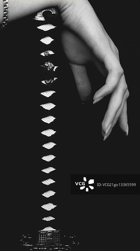 女子手扶武士刀图片素材