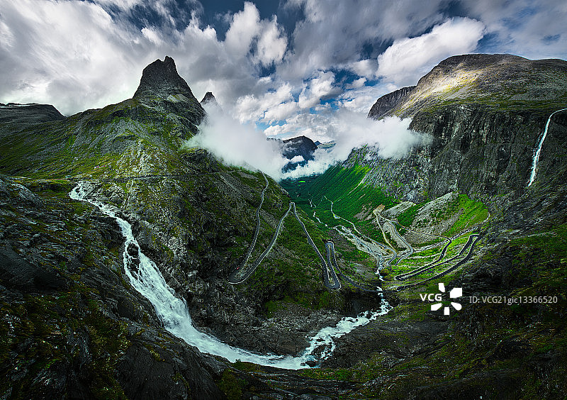 挪威特罗斯蒂根山区的河流、公路和山脉图片素材