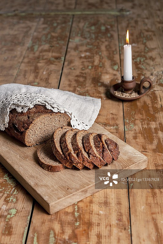 爱沙尼亚Hellenurme水磨坊的乡村木桌上的自制面包图片素材