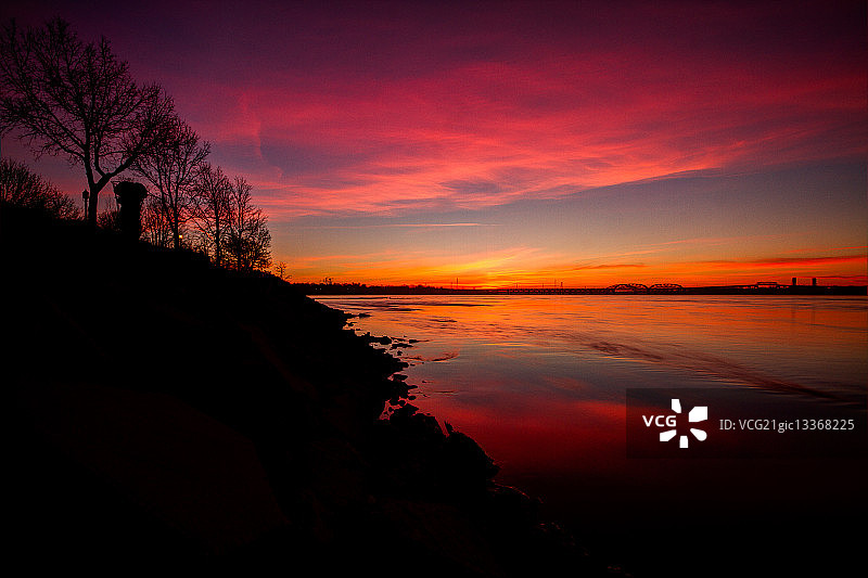 加拿大魁北克圣劳伦斯河上的日落图片素材