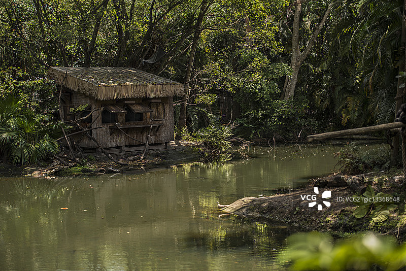 湖边的旧避难所图片素材
