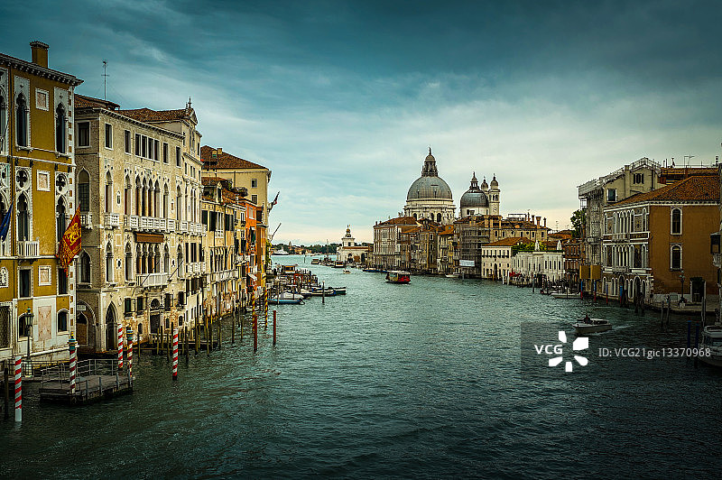 威尼斯大运河与阴沉的天空图片素材