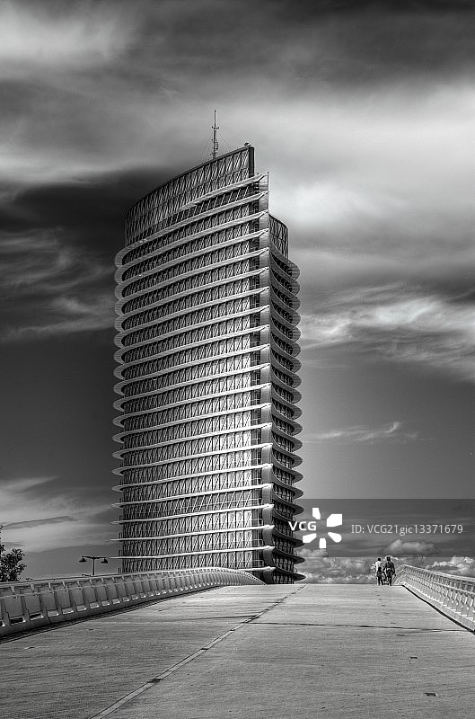 西班牙萨拉戈萨桥梁和现代建筑上的路人图片素材