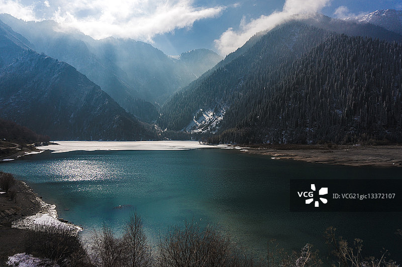 哈萨克斯坦伊塞克湖春景图片素材