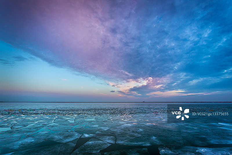 美国伊利诺伊州芝加哥密歇根湖的冰冻景观图片素材