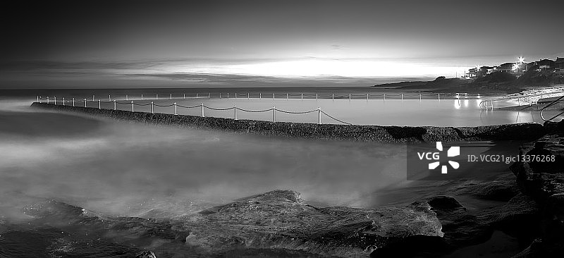 澳大利亚新南威尔士州悉尼克罗努拉的雪莉海滩潮汐池图片素材