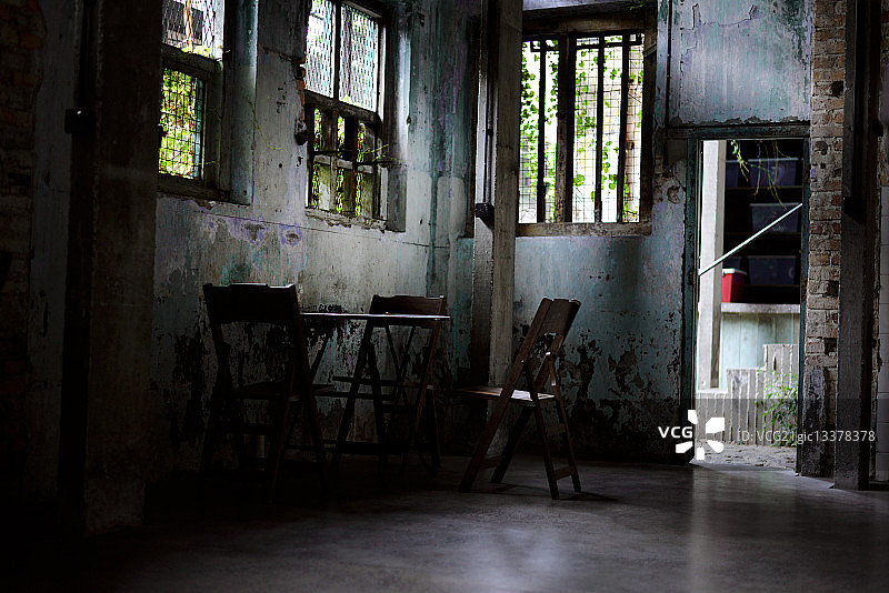 马来西亚怡保的废弃房间，内有桌椅图片素材