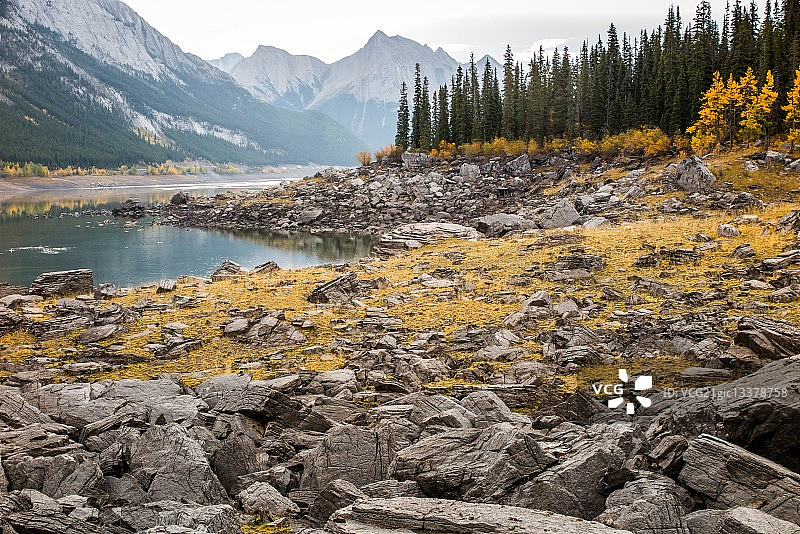 加拿大艾伯塔省的岩石河岸图片素材
