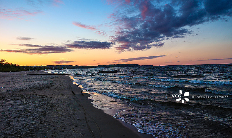 波兰波美拉尼亚格丁尼亚的波罗的海日落沙滩图片素材