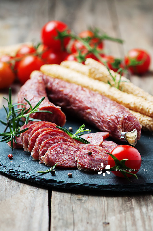 木桌上的萨拉米香肠图片素材