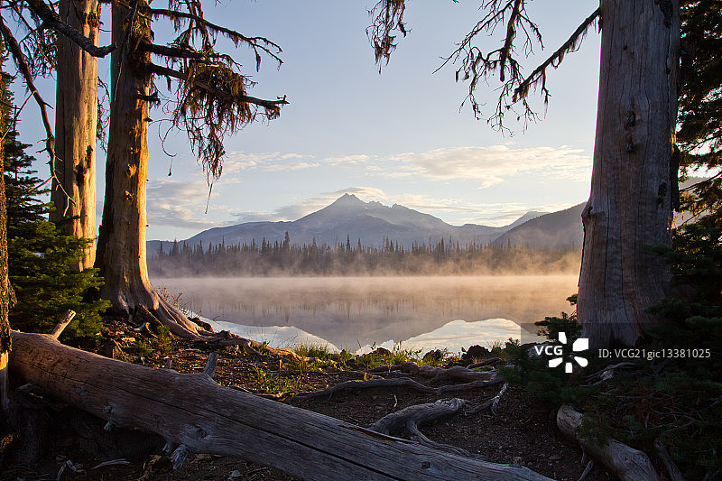 日出时分的破碎峰图片素材