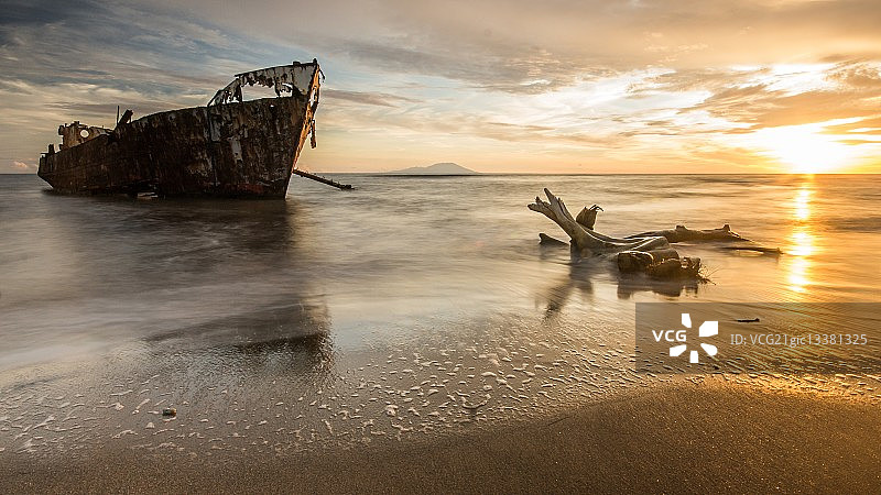 圣卢西亚的日落沉船图片素材