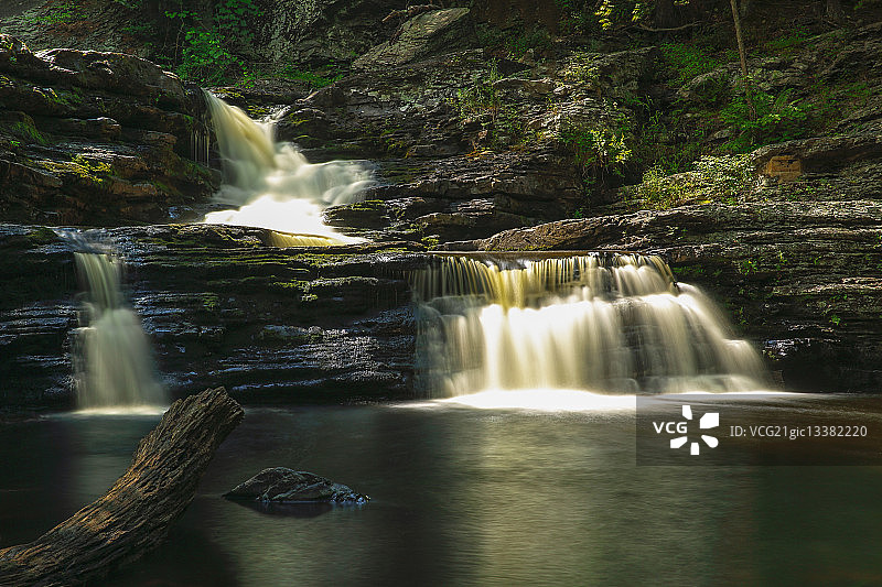 美国宾夕法尼亚州特拉华镇乔治W.蔡尔兹休闲区的阶梯瀑布图片素材