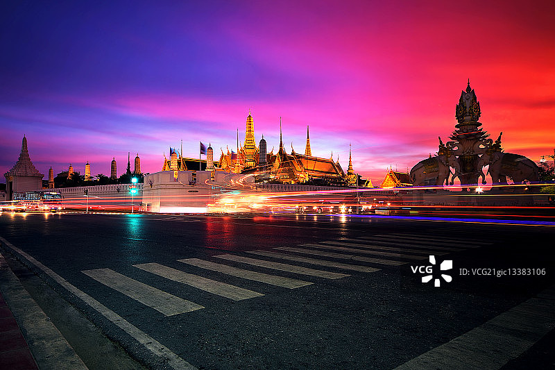 东亚寺庙附近的交通灯轨迹图片素材