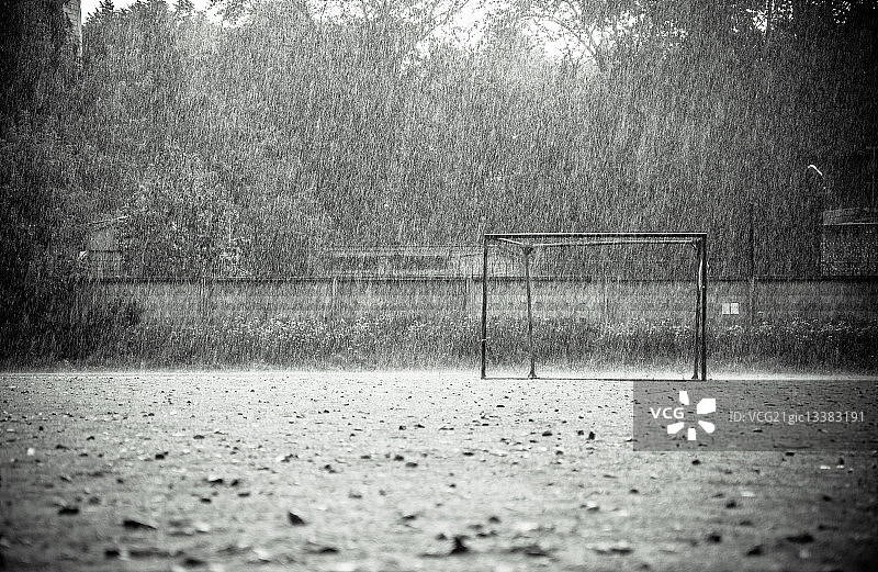 俄罗斯圣彼得堡足球场上的雨图片素材