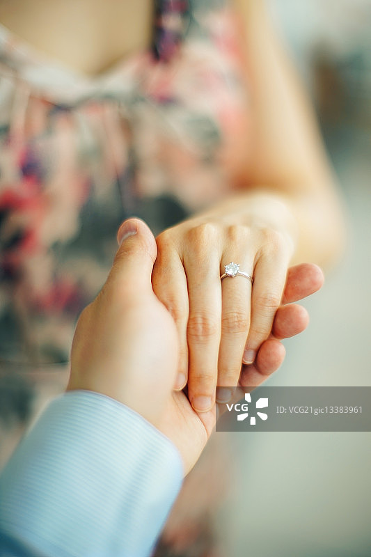 情侣的手和订婚戒指图片素材
