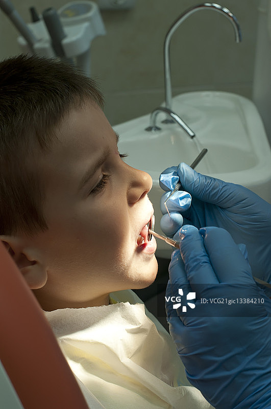 坐在牙医诊椅上的孩子图片素材