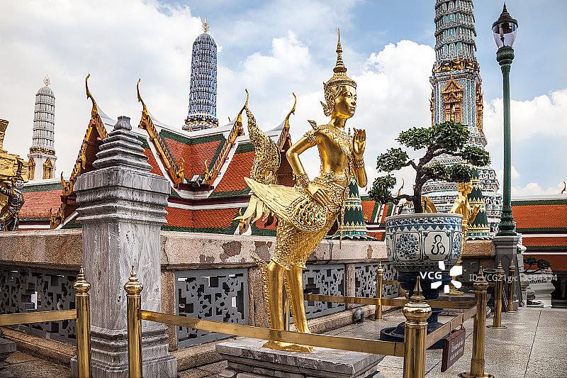 曼谷大皇宫金色紧那罗雕像图片素材