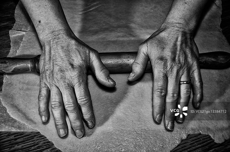 女人正在擀面图片素材