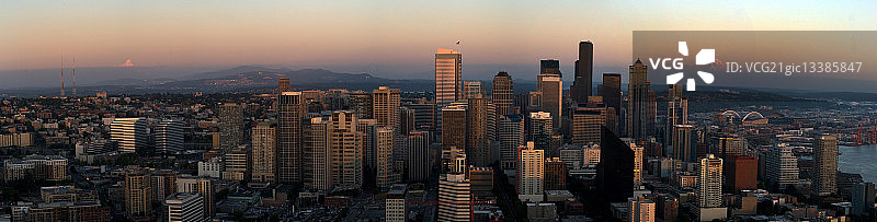 从太空针塔看西雅图（黄昏）图片素材
