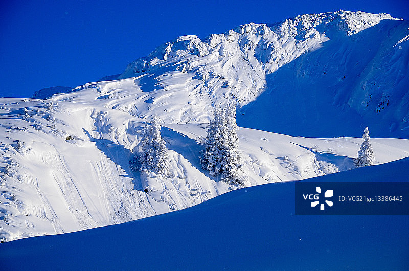 奥地利阿尔贝格圣克里斯托夫的雪山图片素材