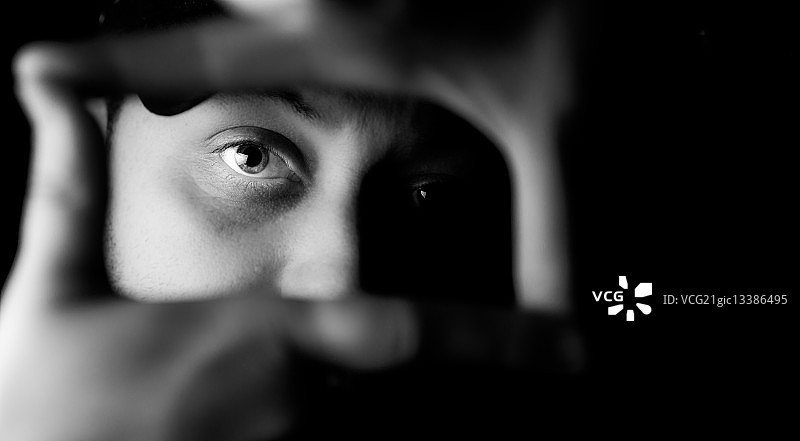 男人用手遮挡视线图片素材