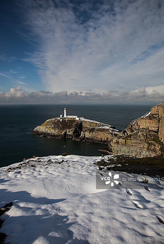 南栈灯塔及安格尔西岛周边海岸的冬季景色图片素材