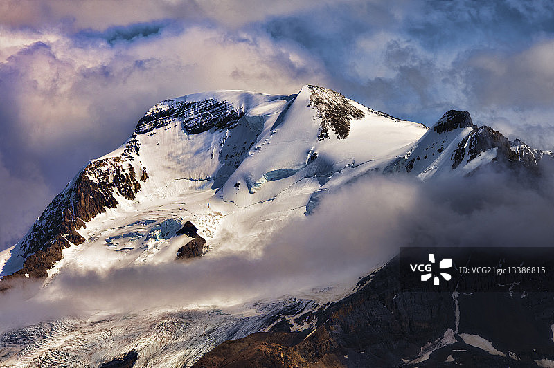 加拿大落基山脉贾斯珀国家公园阿塔巴斯卡山图片素材