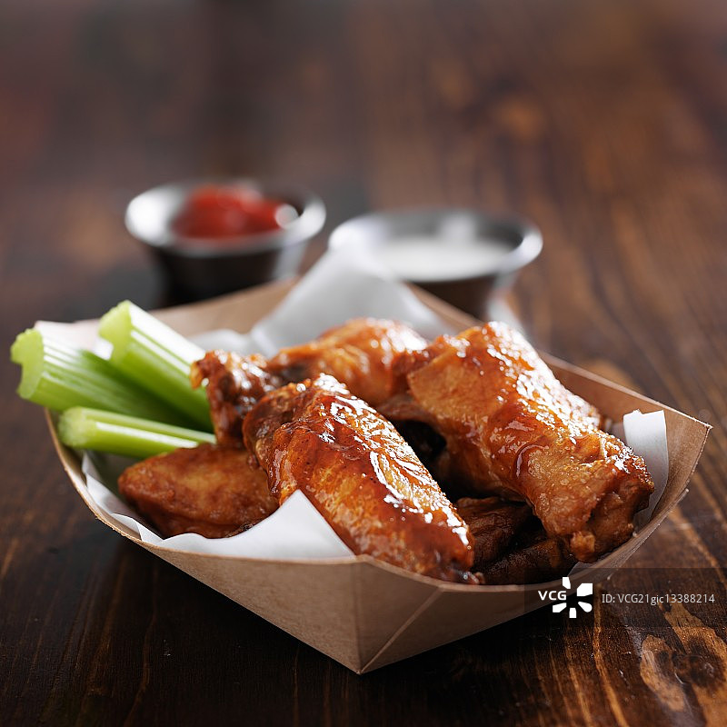 烤肉水牛鸡翅配芹菜和牧场酱图片素材