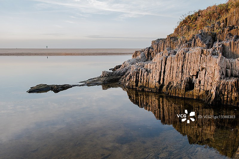 海滩上的男人图片素材